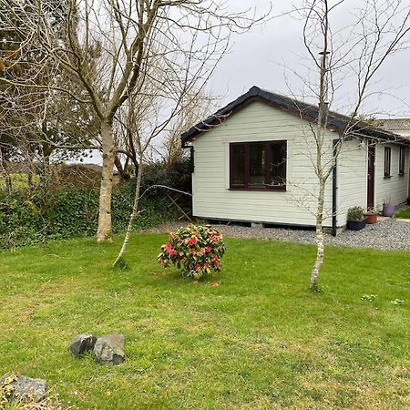 Idyllic Cornish Retreat At Puffin Lodge Helston Exterior foto