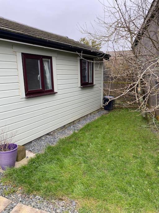 Idyllic Cornish Retreat At Puffin Lodge Helston Exterior foto