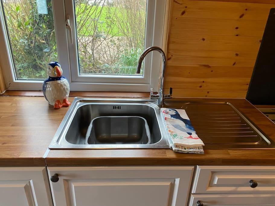 Idyllic Cornish Retreat At Puffin Lodge Helston Exterior foto